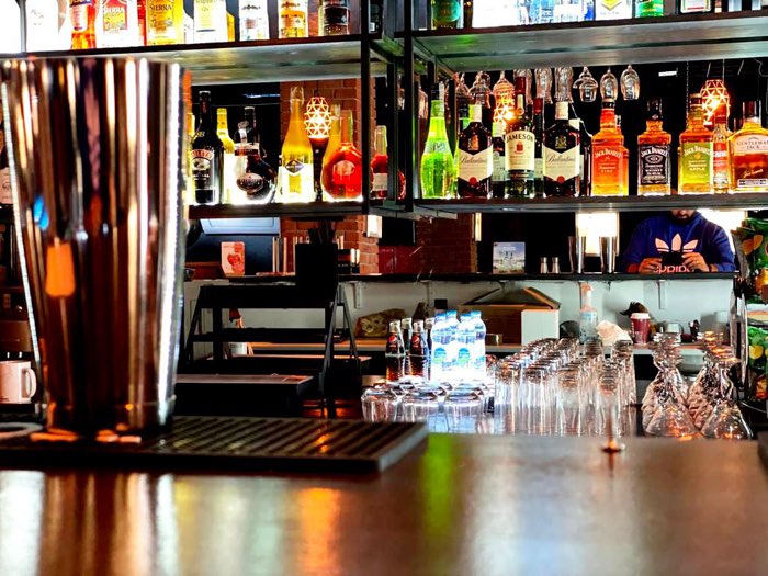 Półki barowe z alkoholami