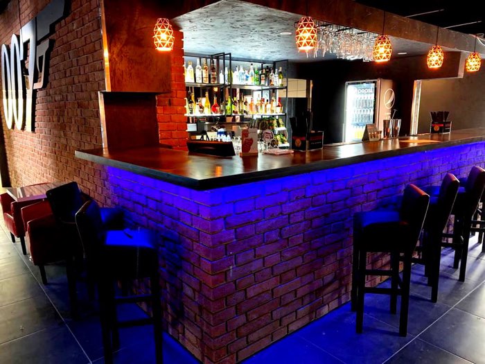 Bar Q Club w niebieskim podświetleniu